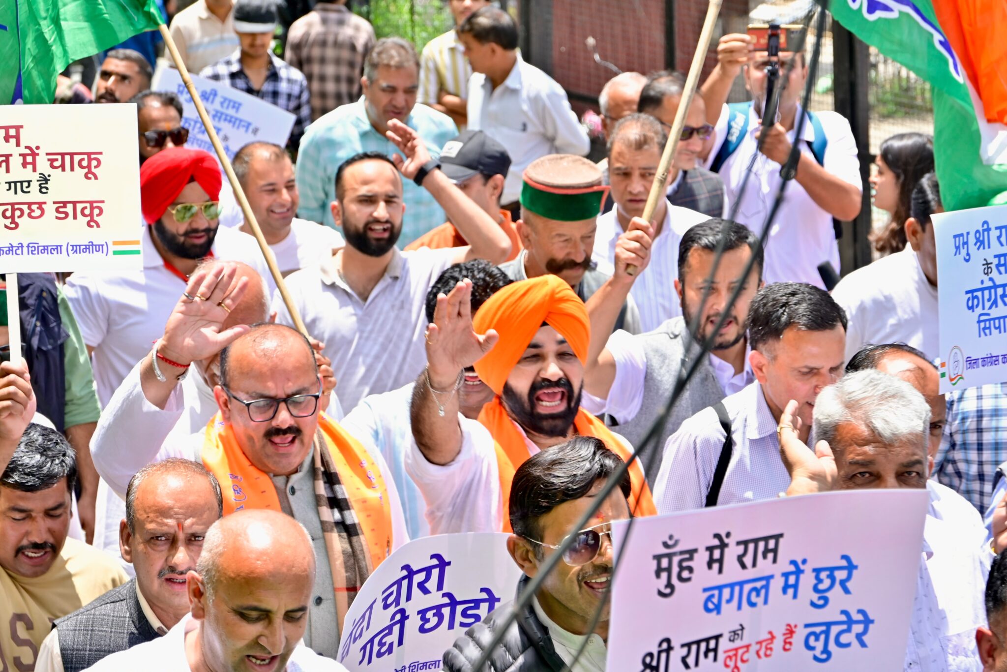 कांग्रेस नेताओं ने अयोध्या के राम मंदिर के दान की चोरी के विरोध में प्रदर्शन किया।