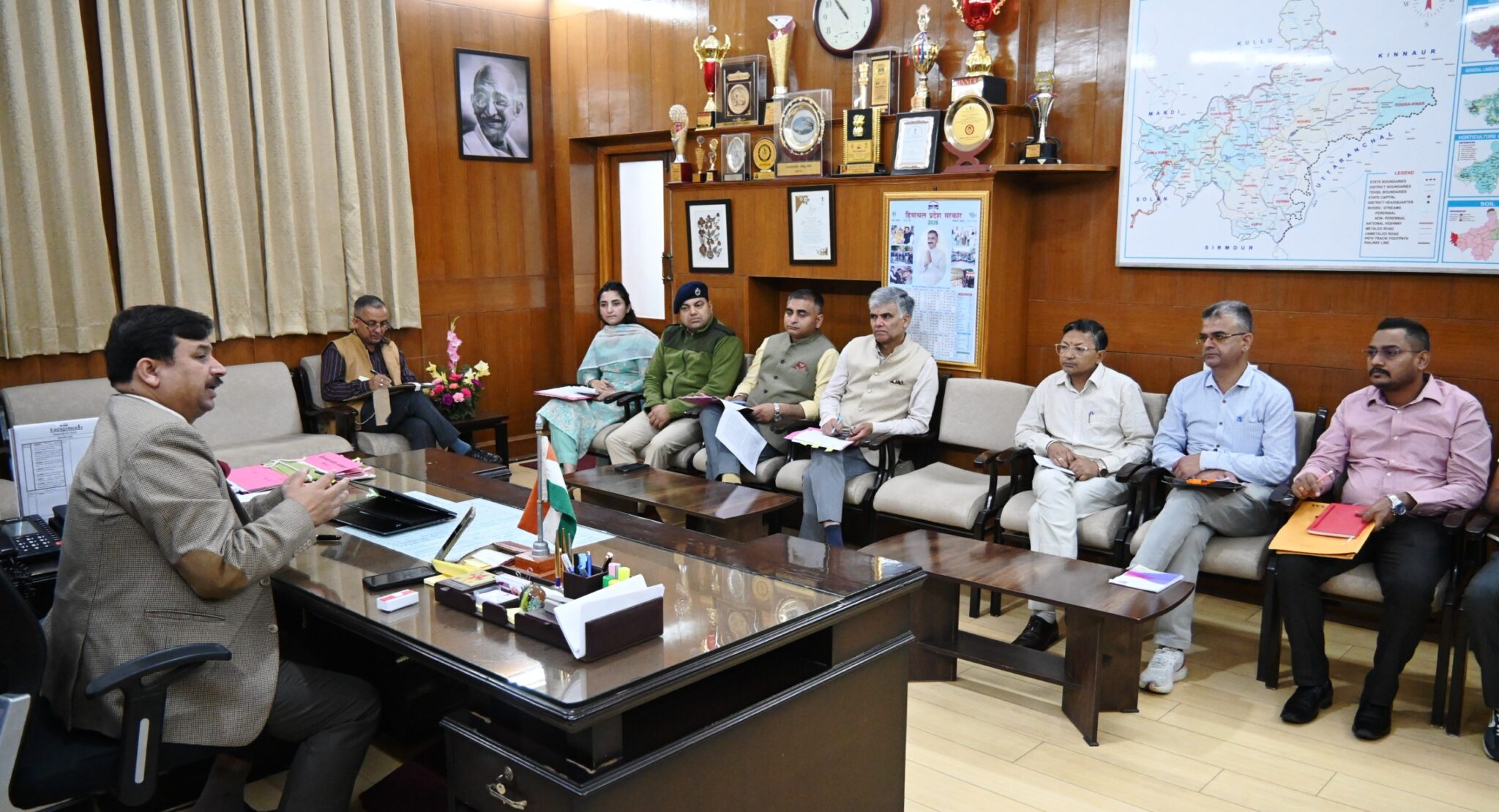 जिला प्रशासन ने हाईकोर्ट के आदेशों के अनुपालन के लिए अधिकारियों की बैठक बुलाई