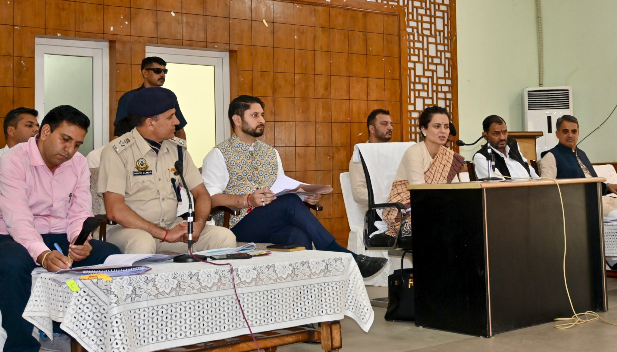 बढ़ते सड़क हादसों को रोकने के लिए जागरूकता अभियान में आधुनिक तकनीक का करें प्रभावी उपयोग : कंगना रनौत